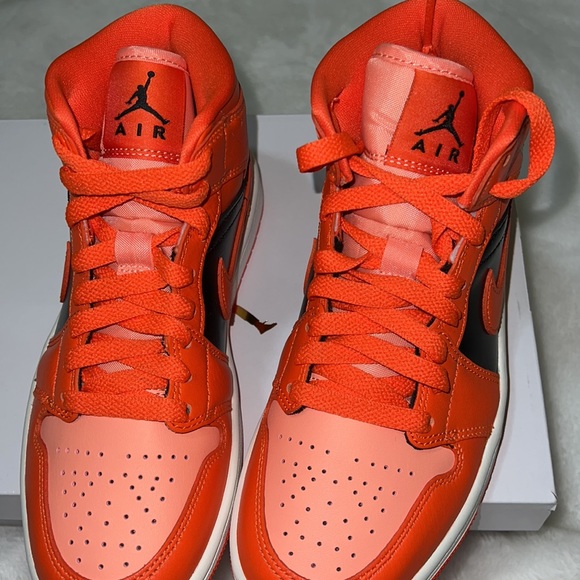 New, Air Jordan 1 Mid SE - Picture 7 of 11